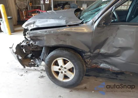 2010 Ford Escape Xlt z USA, uszkodzony, nr VIN 1FMCU9D77AKA35326